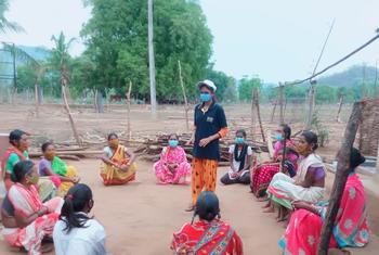 बिनती, ओडिशा के रायगढ़ ज़िले में समुदाय की महिलाओं व लड़कियों को सम्बोधित कर रही हैं. 