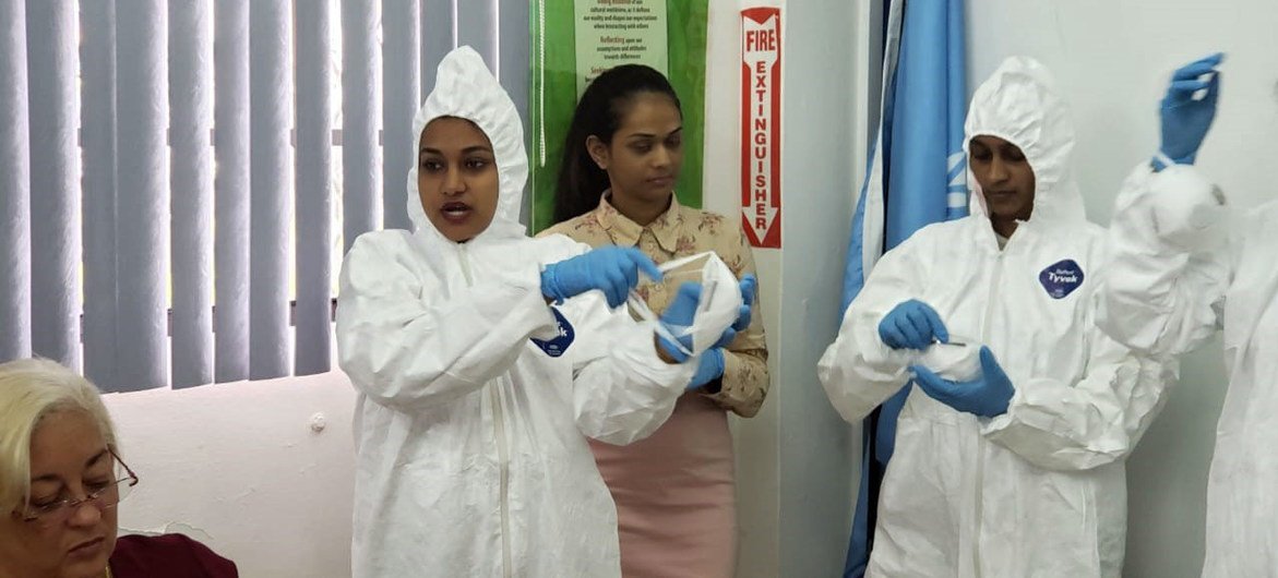 圭亚那的卫生工作者学习了如何安全地穿着个人防护设备（PPE）。