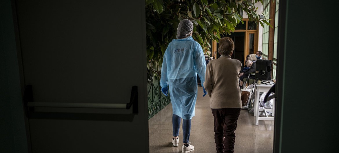Personal de Médicos Sin Fronteras en residencias de personas mayores