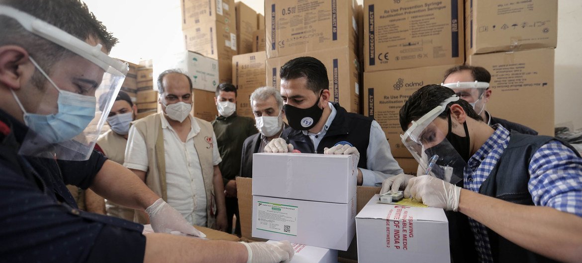 The first delivery of COVID-19 vaccines supplied through the COVAX Facility is unpacked in Syria.  