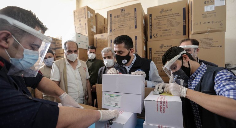 أول شحنة من اللقاحات ضد كوفيد-19 تصل إلى سوريا عبر مرفق كوفاكس.