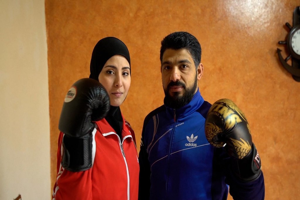 اللاجئة السورية آلاء وزوجها أمين يتدربان على رياضة الملاكمة.