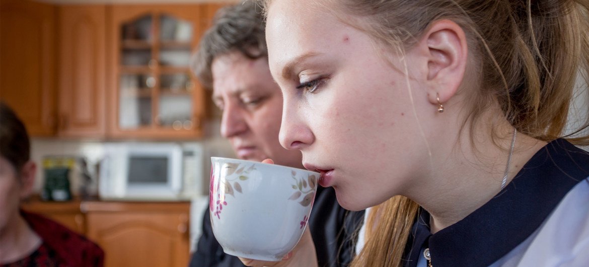 乌克兰东部格拉尼特涅，17岁的达莎与家人一起喝茶。