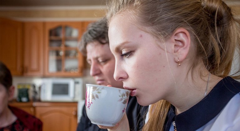 Dasha, de 17 anos, bebe chá. Segundo a ONU, vem aumentado o número de jovens que tomam gosto pela bebida.
