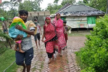 Damnificados por el ciclón Amphan en la India.