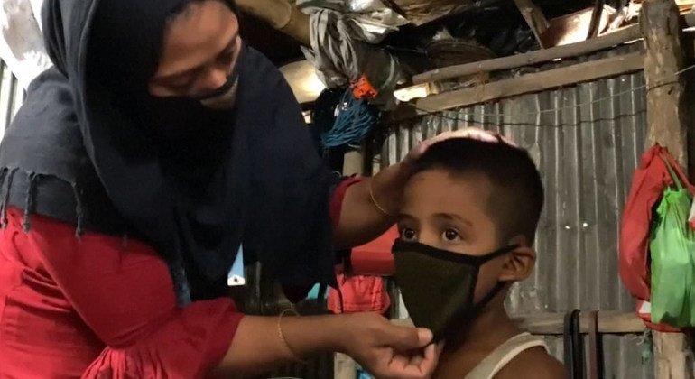 O PMA está engajou mulheres na comunidade anfitriã e refugiados Rohingya por meio de seu programa de meios de subsistência para fazer máscaras que serão distribuídas pelo governo local e agências.