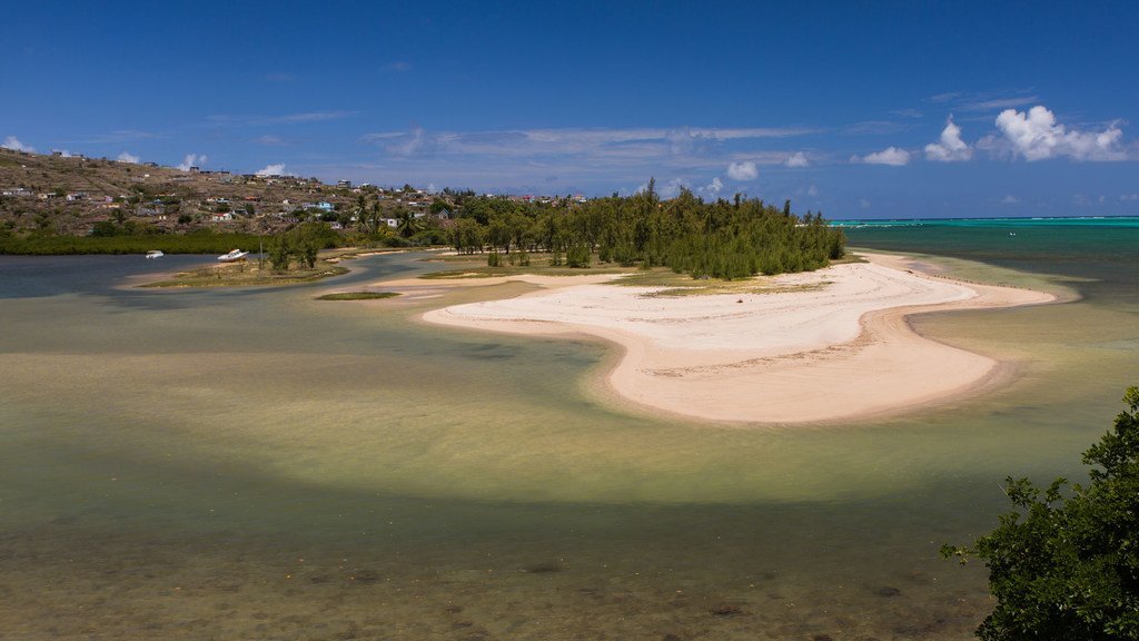 Les communautés côtières, comme Port Sud-Est à Maurice, sont exposées aux effets néfastes du changement climatique.