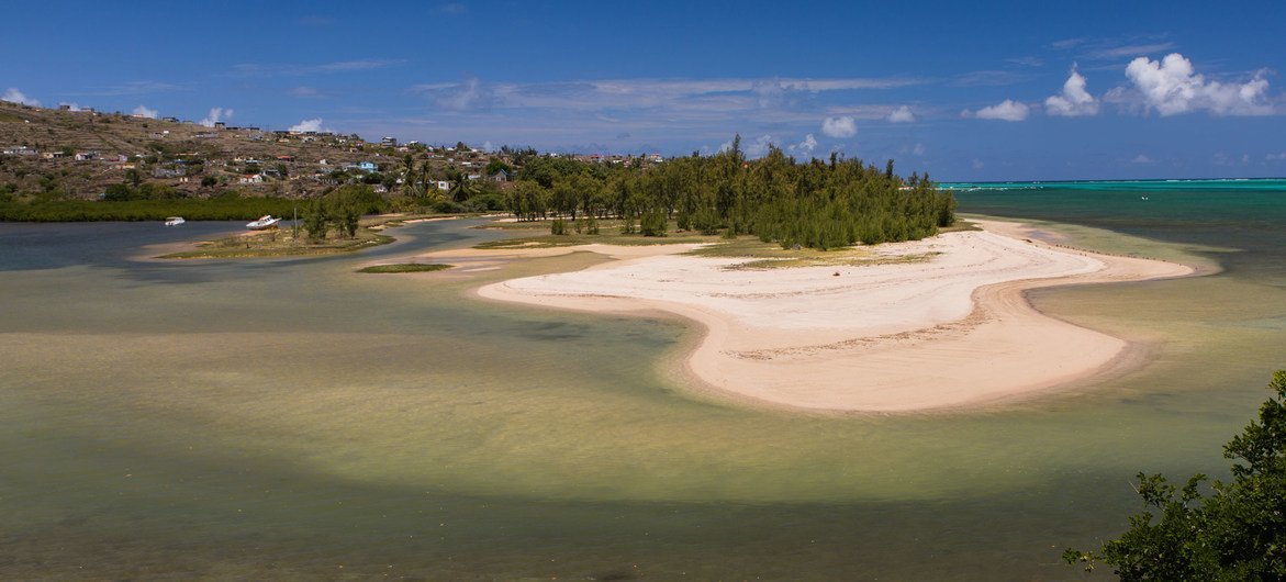 Comunidades costeiras, como as de Port Sud-Est nas ilhas  Maurício, estão expostas aos impactos adversos das mudanças climáticas