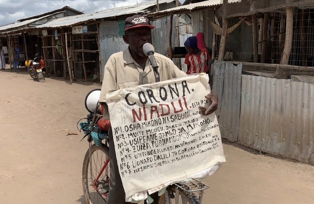 Mkimbizi Djuba Dionis kutoka DRC akitumia stadi zake za uhubiri kuelimisha wenzake kambini Kakuma nchini Kenya kuhusu jinsi ya kujikinga na COVID-19.