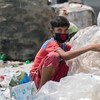 Un niño de 12 años en Dhaka, la capital de Bangladesh, clasifica desechos plásticos peligrosos durante la pandemia.