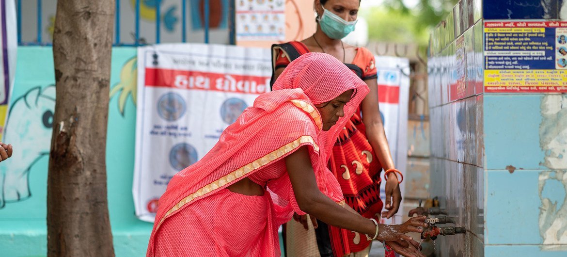 भारत के गुजरात राज्य में एक महिला को हाथ धोने के फ़ायदों के बारे में बताया जा रहा है.