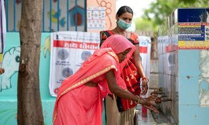 防控新冠疫情，印度古吉拉特邦的一名妇女正在洗手。
