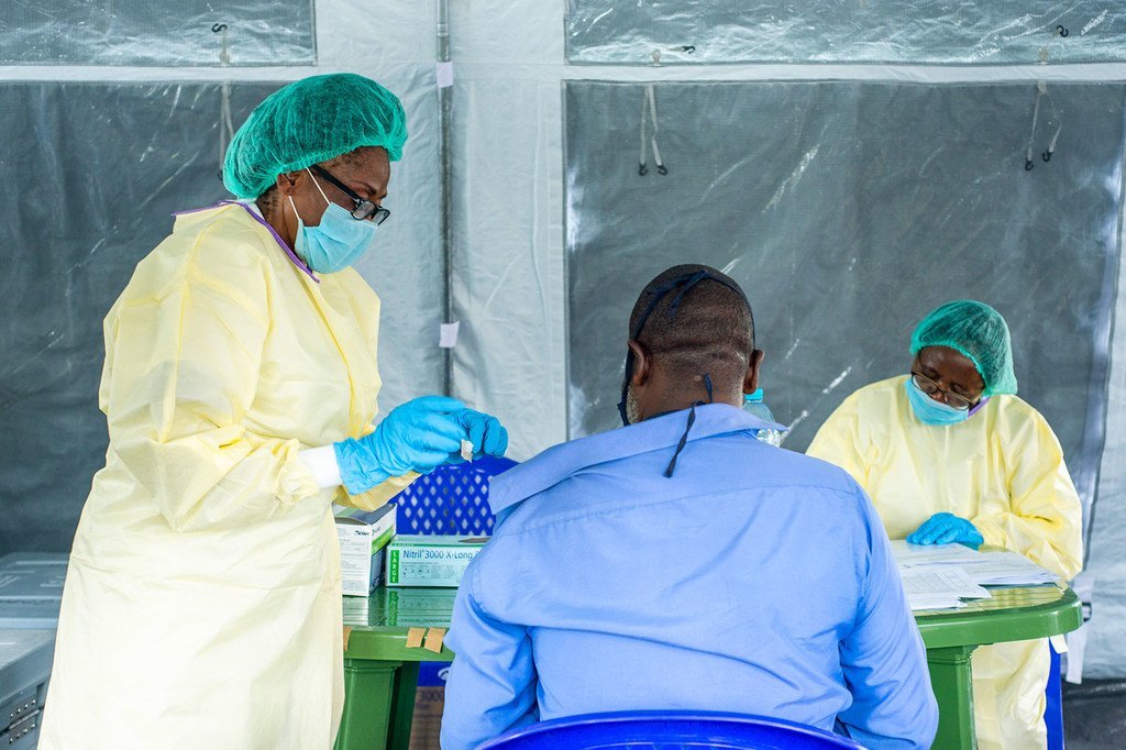 Un agent de santé dans l'est de la République démocratique du Congo inocule un vaccin contre la Covid-19 à un homme. 