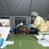 Una enfermera inyecta la primera dosis de la vacuna COVID-19 a un soldado de 45 años en la República Democrática del Congo.