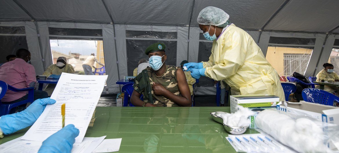 Dans le Nord-Kivu, en République démocratique du Congo, une infirmière, Jeanne Lusungu, administre une dose du vaccin contre la Covid-19 à un soldat.