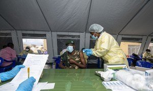 Dans le Nord-Kivu, en République démocratique du Congo, une infirmière, Jeanne Lusungu, administre une dose du vaccin contre la Covid-19 à un soldat.