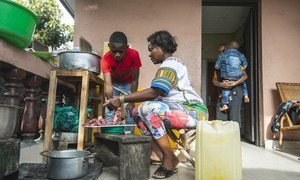 Família prepara jantar em Goma, na República Democrática do Congo