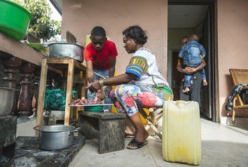 Família prepara jantar em Goma, na República Democrática do Congo