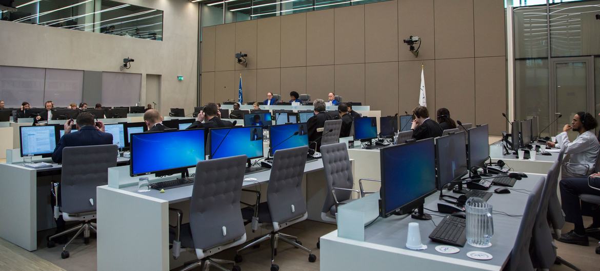 Trois juges de la CPI lors d'une audience préliminaire dans l'affaire contre Ahmad Al Faqi Al Mahdi à la Cour pénale internationale (CPI) à La Haye (Pays - Bas) le 1er mars 2016.