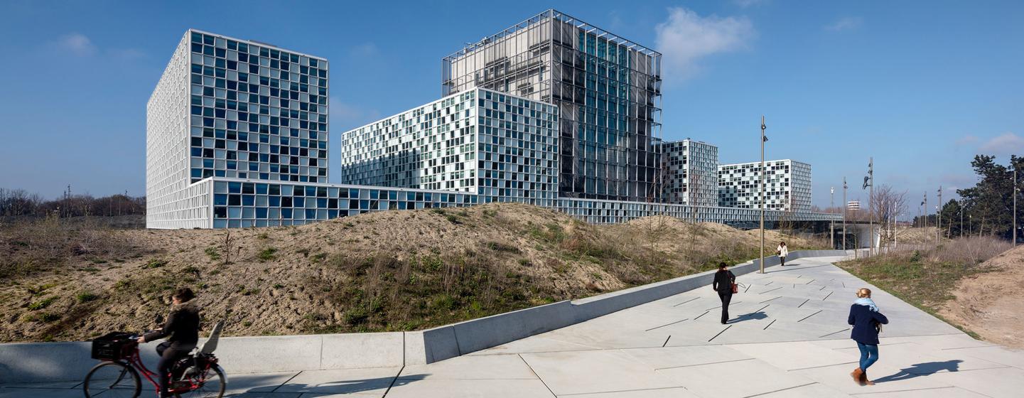 Le siège de la Cour pénale internationale à La Haye, aux Pays - Bas. La Cour dispose également d'un certain nombre de bureaux de pays dans le monde. 