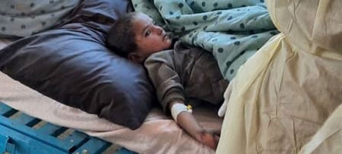 Un enfant blessé reçoit un traitement médical à l'hôpital du district d'Urgun après qu'un séisme a frappé l'Afghanistan.