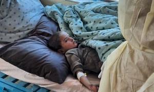 Mtoto majeruhi wa tetemeko la ardhi nchini Afghanistan akipata matibabu katika hospitali ya wilaya ya Urgun.