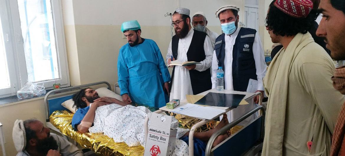 विश्व स्वास्थ्य संगठन (WHO) की टीमें, अफ़ग़ानिस्तान में 22 जून को आए विनाशकारी भूकम्प से प्रभावित लोगों की मदद करने में, स्थानीय स्वास्थ्यकर्मियों की सहायता करते हुए.