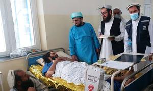 Des équipes de l'OMS aident des agents de santé afghans à prendre soin des gens affectés par le séisme en Afghanistan.