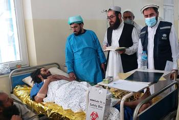 Los equipos de la OMS apoyan al personal sanitario local para salvar vidas y atender a las personas afectadas por el terremoto en Afganistán