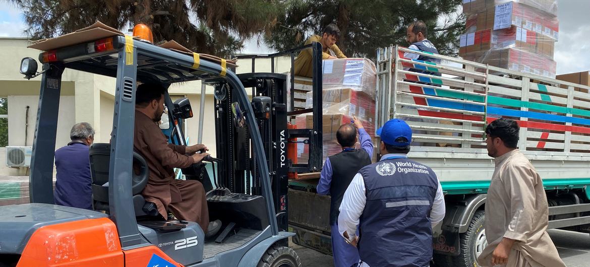 一批9.8吨和95立方米的医疗物资正在运往阿富汗地震灾区的途中。其中包括30个急救包，50个手术包和其他在医院治疗伤员的药品。