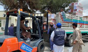 Près de 10 tonnes de fournitures médicales sont en route vers les zones touchées par le séisme, y compris des kits chirurgicaux, destinés à soigner les blessés dans les hôpitaux.