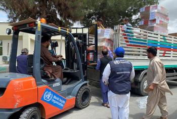 Entrega de ayuda médica a los afectados por el terremoto en Afganistán