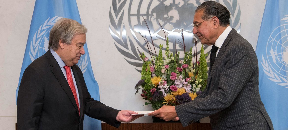 The Permanent Representative of Pakistan, Munir Akram (right), presents his credentials to UN Secretary-General António Guterres in November 2019.