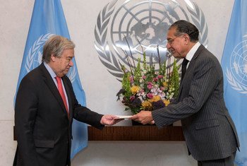 Le Représentant permanent du Pakistan, Munir Akram (à droite), présente ses lettres de créance au Secrétaire général des Nations Unies, António Guterres, en novembre 2019.