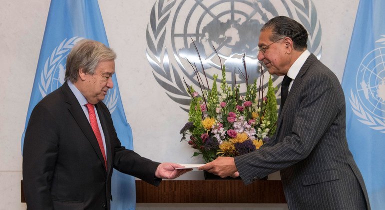 巴基斯坦常驻代表穆尼尔·阿克拉姆（Munir Akram）（右）于2019年11月向联合国秘书长古特雷斯递交了全权证书。