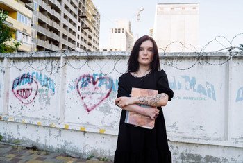 22-летняя киевлянка Анна Миряшева держит фотоальбом с фотографиями своей покойной матери, которая долгие годы не могла получить вид на жительство на Украине и умерла от рака в 2019 году. Анна, родившаяся в Киеве, надеется, что новый закон поможет ей получить права гражданки Украины.
