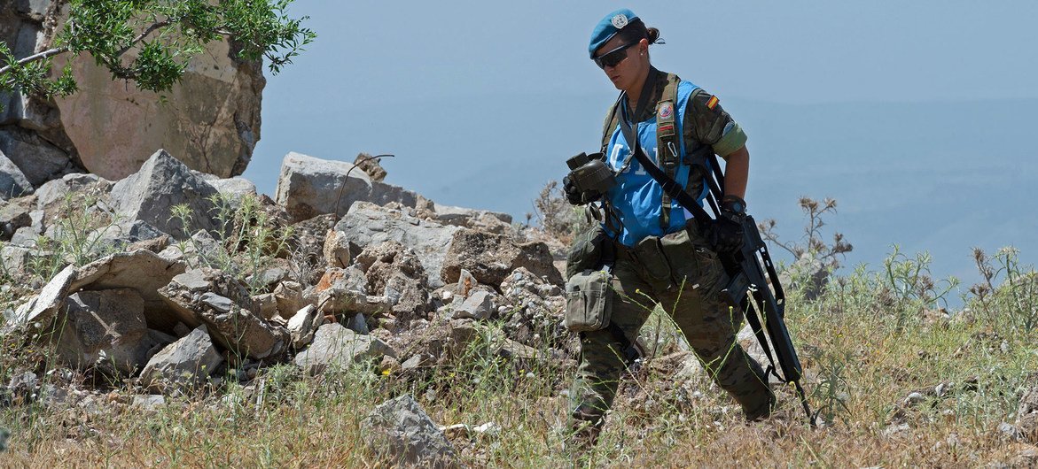 Une Casque bleue espagnole de la FINUL patrouille dans le sud-est du Liban.