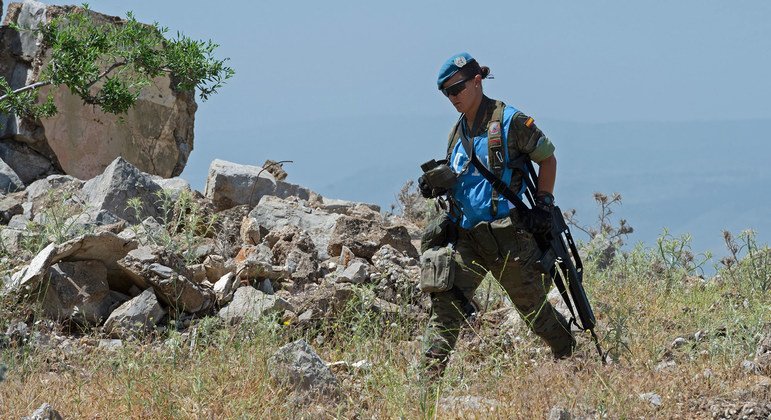 جندي حفظ سلام إسباني تابع لليونيفيل يقوم بدوريات في جنوب شرق لبنان.
