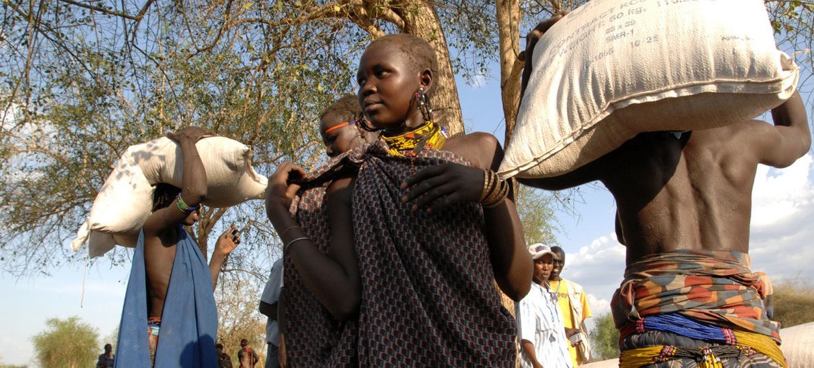 برنامج الأغذية العالمي التابع للأمم المتحدة يوزع الغذاء في بلدة بيبور بجنوب السودان.