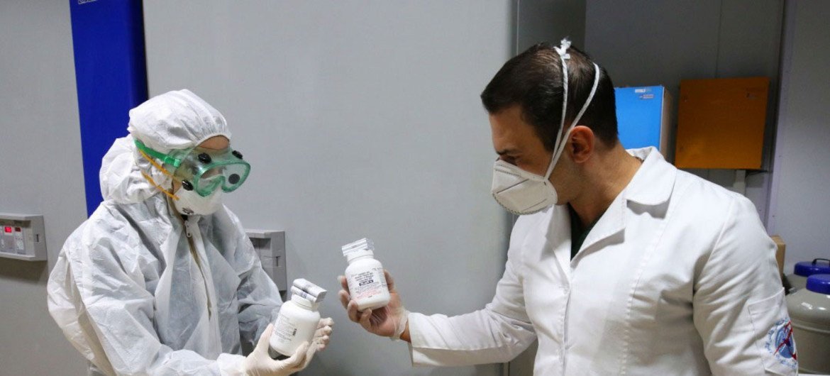 (من الأرشيف) عاملون صحيون في إيران يقومون بفحص الإمدادات الطبية.