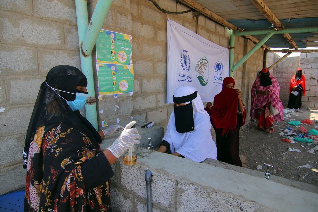 Des femmes font la queue à un point de distribution du camp de Kharaz, au Yémen, où des mesures sont prises pour protéger les bénéficiaires et le personnel contre la Covid-19.