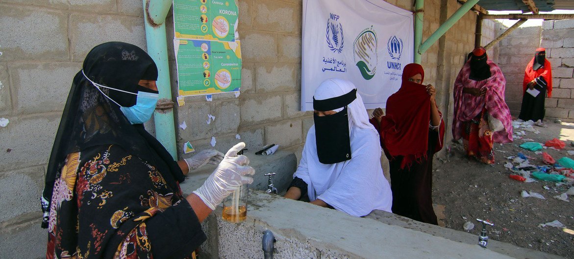 在也门哈拉兹难民营，妇女在分发点排队。在2019冠状病毒病的背景下，人们在采取防范措施，避免感染病毒。