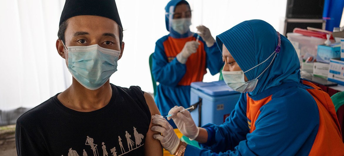 Un vaccin COVID-19 est administré à Kediri, dans l'est de Java, en Indonésie. 