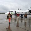 援助人员乘坐第一架人道主义客运航班抵达埃塞俄比亚提格雷地区的默克莱。