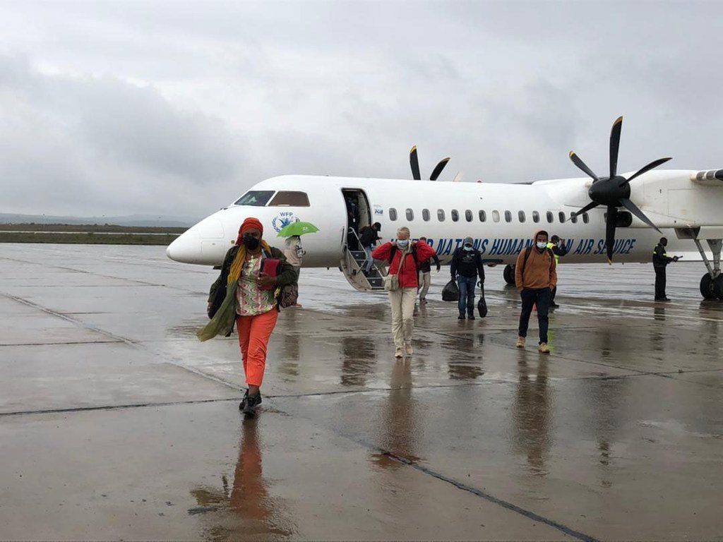 Des travailleurs humanitaires arrivent à Mekele, dans la région du Tigré, en Ethiopie.