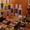 Bidhaa mbalimbali za utunzaji wa kibinafsi, ikiwa ni pamoja na sabuni na chupa za shampoo na losheni, zinaonyeshwa kwenye meza ya mbao.