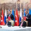 秘书长古特雷斯（左）和土耳其总统埃尔多安在伊斯坦布尔举行的黑海谷物协议签字仪式上。