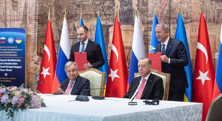 तुर्कीये के इस्तान्बूल शहर में - काला सागर अनाज निर्यात समझौते पर दस्तख़त किये जाने के दौरान, यूएन महासचिव एंतोनियो गुटेरेश (बाएँ) और तुर्कीये के राष्ट्रपति रेसेप तैयप अर्दोगान (दाएँ) 22 जुलाई 2022.