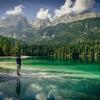 El lago Tovel es uno de los lagos alpinos más encantadores de los Dolomitas, situado en el Parque Natural de Adamello Brenta, en Trentino (Italia).