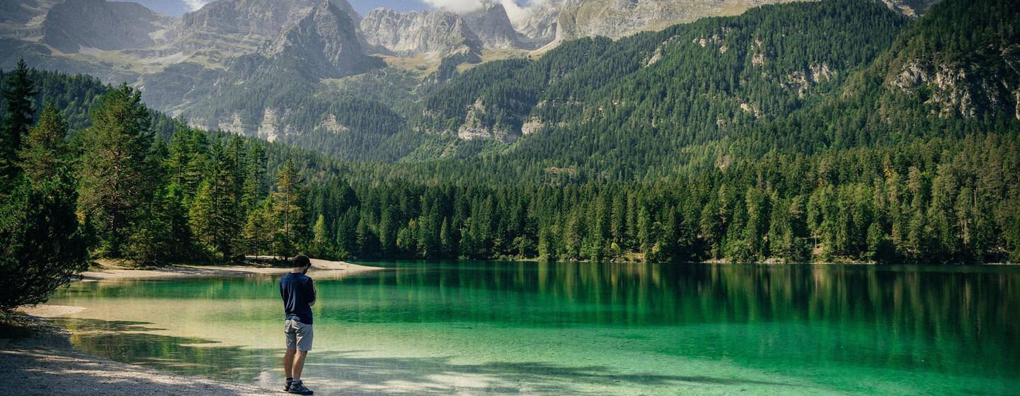 托维尔湖是多洛米蒂山脉最迷人的高山湖泊之一，位于意大利特伦蒂诺的阿达梅洛布伦塔自然公园内。